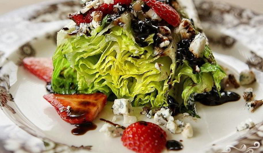 Рецепт салата на гриле с сыром и клубникой