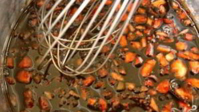 салат на гриле с сыром и клубникой