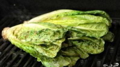 салат на гриле с сыром и клубникой