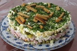 Салат На траве дрова с ветчиной