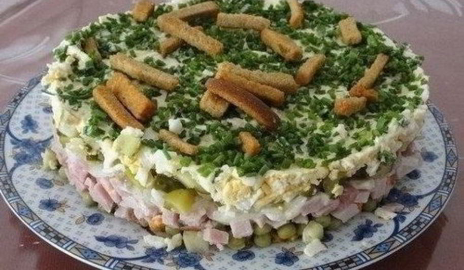 Рецепт салата на траве дрова с ветчиной