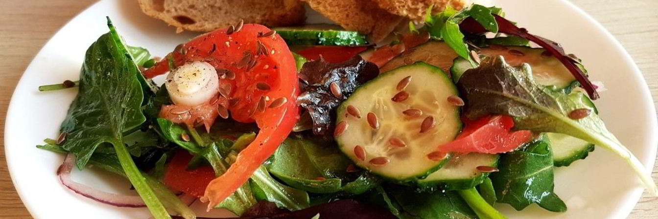 Салат овощной с миксом из листьев салата