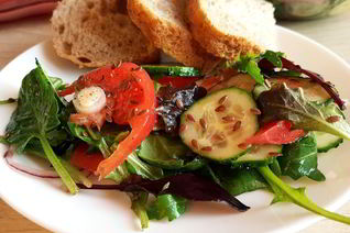 Салат овощной с миксом из листьев салата