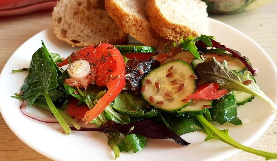 Рецепт салата овощной с миксом из листьев салата