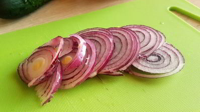 салат овощной с миксом из листьев салата