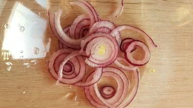 салат овощной с миксом из листьев салата