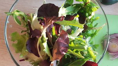 салат овощной с миксом из листьев салата