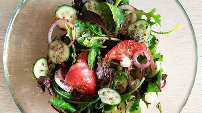 салат овощной с миксом из листьев салата