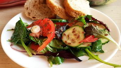 салат овощной с миксом из листьев салата