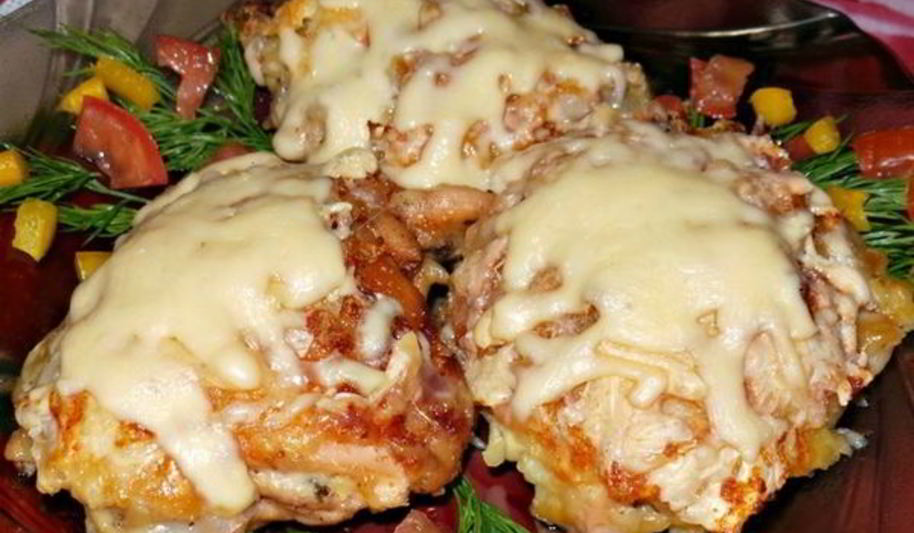 Рецепт куриной грудки с грибами под шубой из картофеля