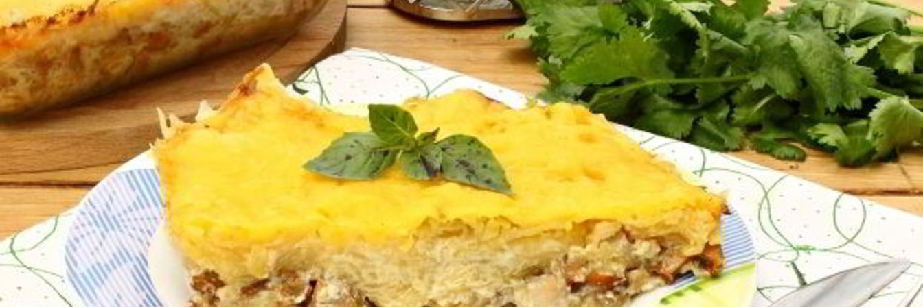 Курица с лисичками, запеченная под шубой