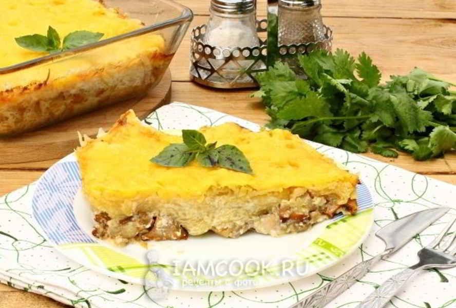 Курица с лисичками, запеченная под шубой