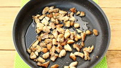 курица с лисичками, запеченная под шубой