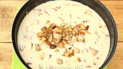 курица с лисичками, запеченная под шубой