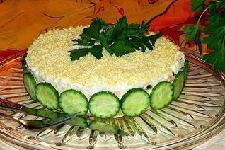 Салат Печень трески под шубой с черносливом