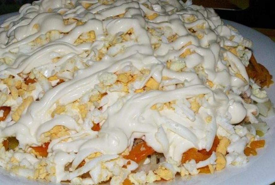 Слоеный салат Печень под шубой с яблоками