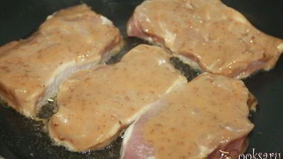 свинина в маринаде из кунжутного дрессинга под шубой из моцареллы и болгарского перца