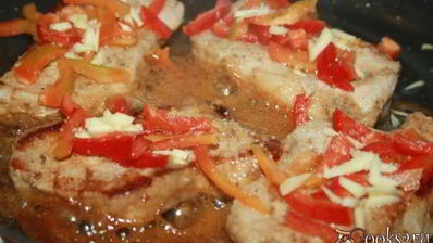 свинина в маринаде из кунжутного дрессинга под шубой из моцареллы и болгарского перца