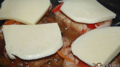 свинина в маринаде из кунжутного дрессинга под шубой из моцареллы и болгарского перца