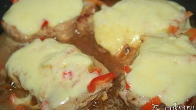 свинина в маринаде из кунжутного дрессинга под шубой из моцареллы и болгарского перца