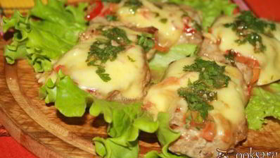 свинина в маринаде из кунжутного дрессинга под шубой из моцареллы и болгарского перца