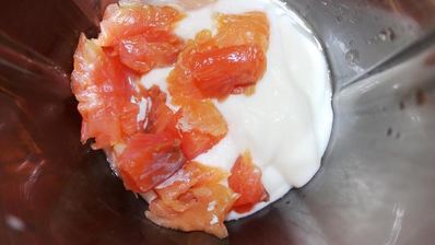 салат праздничный с соусом из красной рыбы