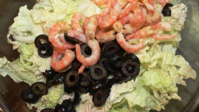 салат праздничный с соусом из красной рыбы