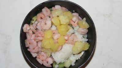 салат с ананасами и морепродуктами
