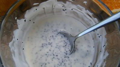 салат с апельсином, грибами, помидором и маковым соусом