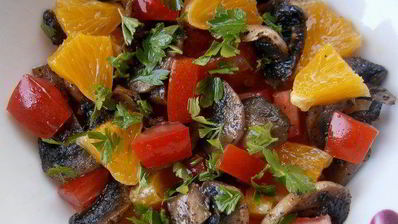 салат с апельсином, грибами, помидором и маковым соусом