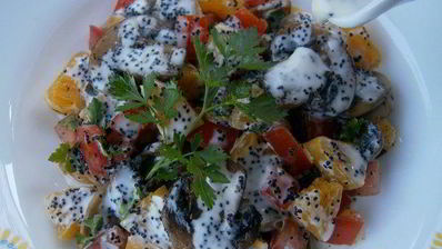 салат с апельсином, грибами, помидором и маковым соусом