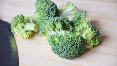 салат с брокколи и креветками