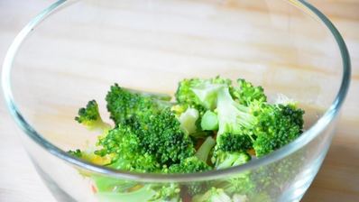 салат с брокколи и креветками