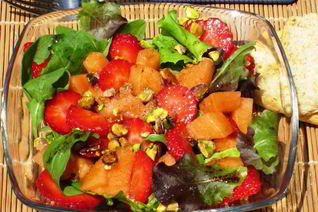Салат с дыней и клубникой