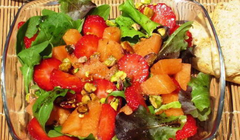 Рецепт салата с дыней и клубникой