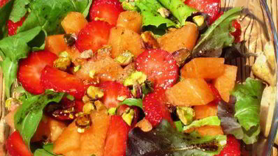 салат с дыней и клубникой