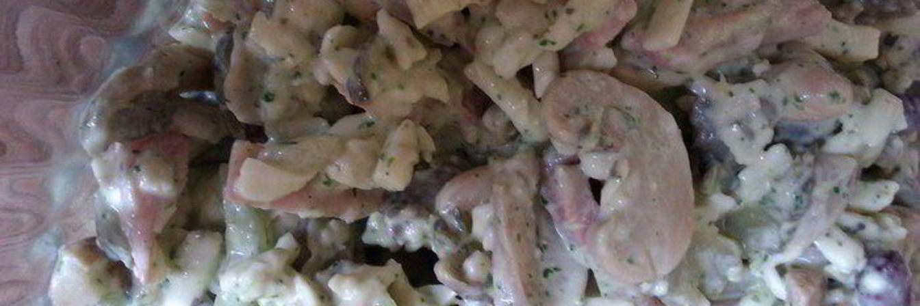 Салат с фасолью, шампиньонами, ветчиной и чесночно-мятной заправкой