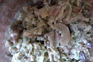 Салат с фасолью, шампиньонами, ветчиной и чесночно-мятной заправкой