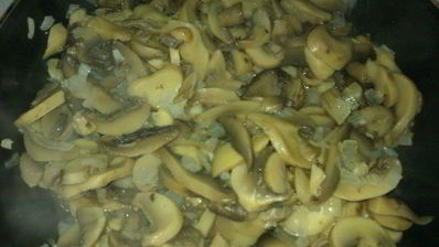 салат с фасолью, шампиньонами, ветчиной и чесночно-мятной заправкой