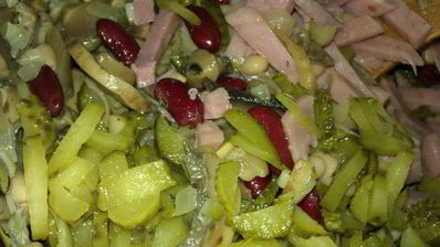 салат с фасолью, шампиньонами, ветчиной и чесночно-мятной заправкой