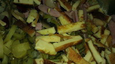 салат с фасолью, шампиньонами, ветчиной и чесночно-мятной заправкой