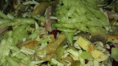 салат с фасолью, шампиньонами, ветчиной и чесночно-мятной заправкой