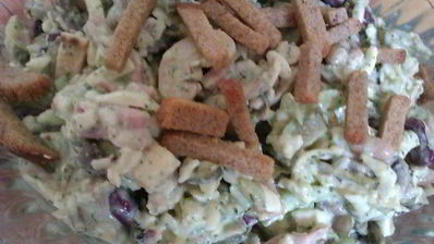 салат с фасолью, шампиньонами, ветчиной и чесночно-мятной заправкой