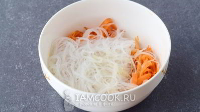 салат с фунчозой и корейской морковью