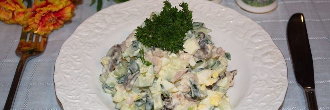 Салат с копченой курицей и шампиньонами
