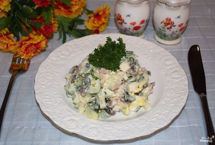 Салат с копченой курицей и шампиньонами