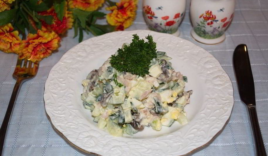 Рецепт салата с копченой курицей и шампиньонами