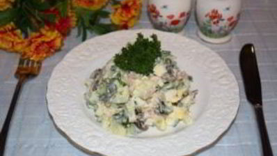 салат с копченой курицей и шампиньонами