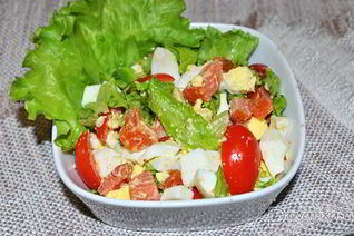 Салат с красной копченой рыбой