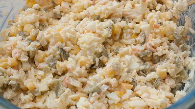 салат с креветками и рисом